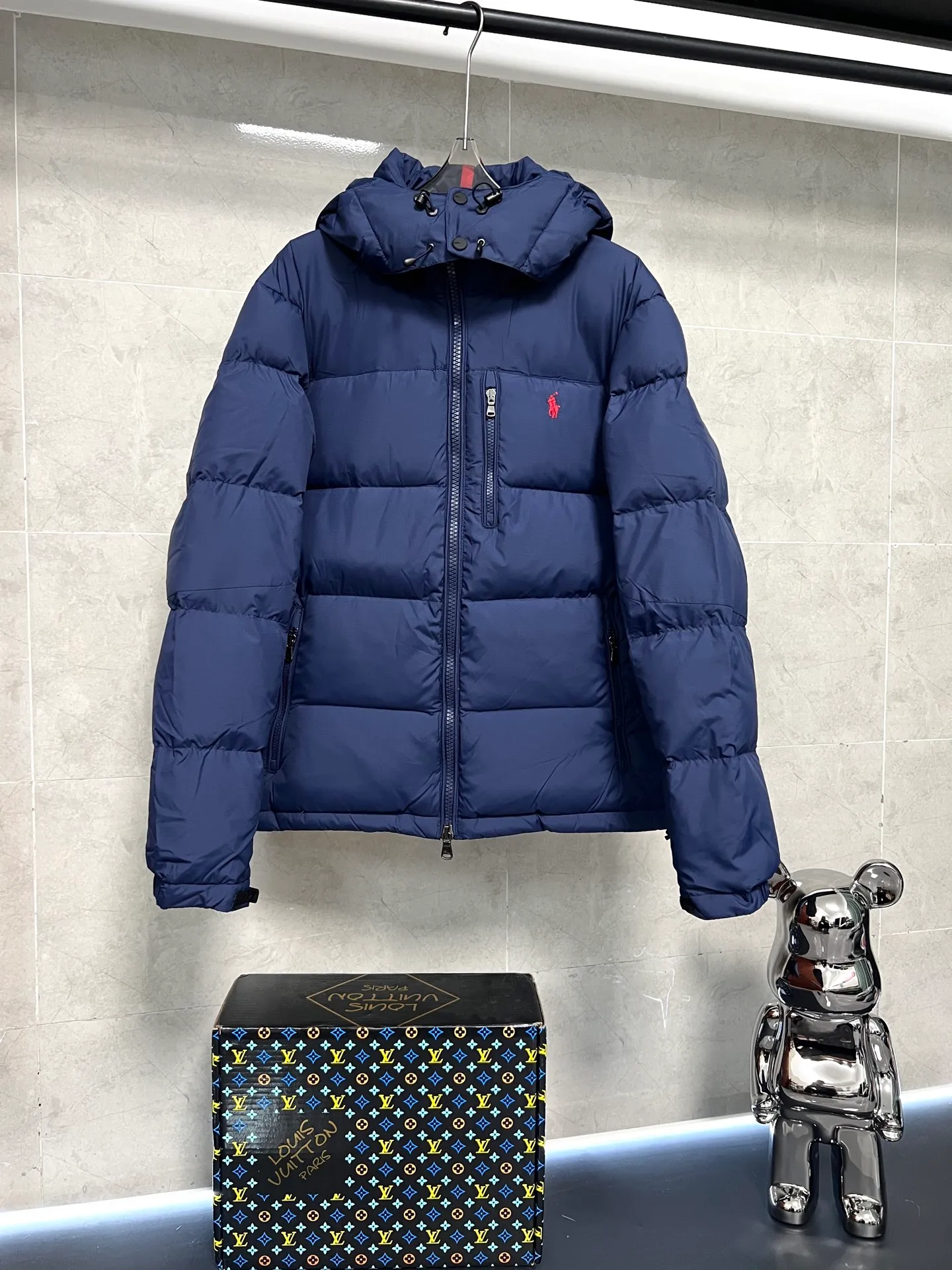 P840 RAH LAUREN Ralph Lauren's new autumn and winter model. Original top 40D waterproof fabric. The interior is made of nylon log double-layer sealing design. The upper body effect is comfortable and soft. The same style as the star. It is filled with 80 white duck down. It has good thermal insulation effect and is light and not heavy. The higher version can be compared at will. Three standards are complete. Color: black blue Size: S M L XL XXL